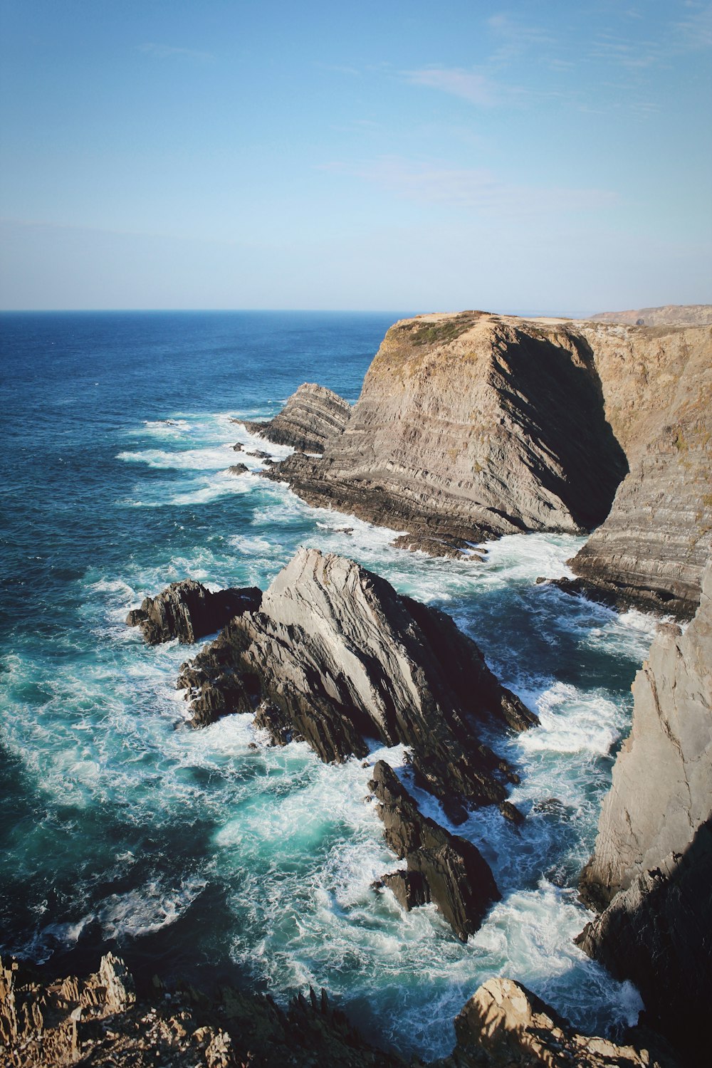 falaise en bord de mer pendant la journée