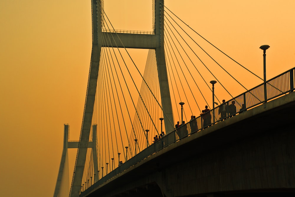 Puente de hormigón durante la madrugada