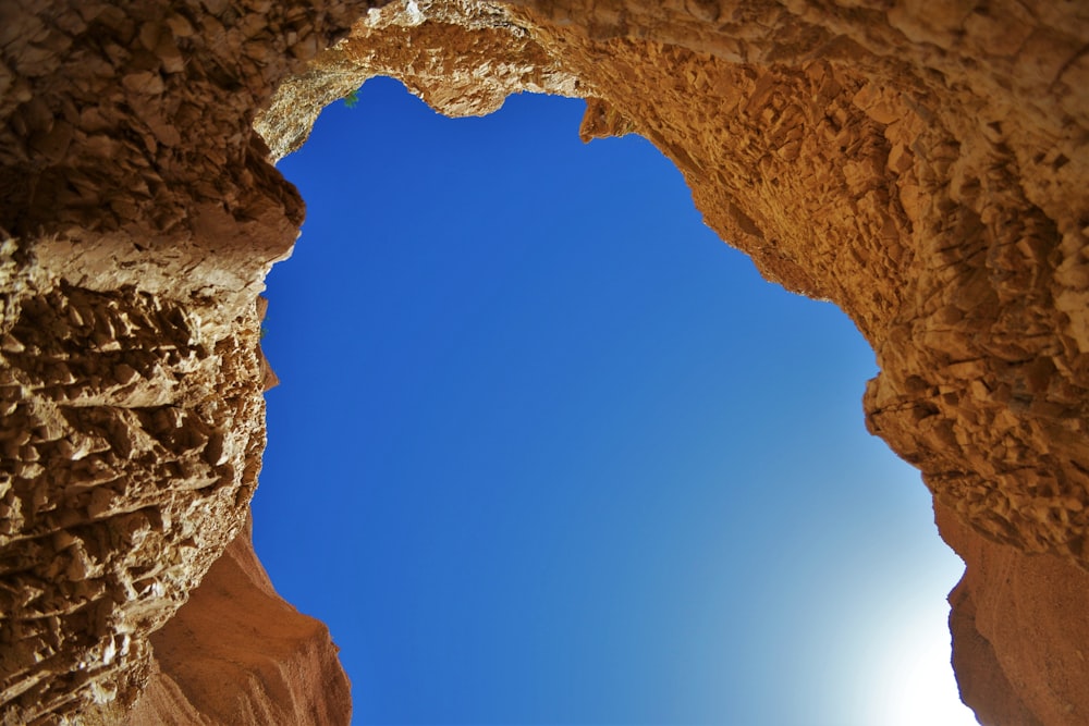 vista dal basso delle rocce