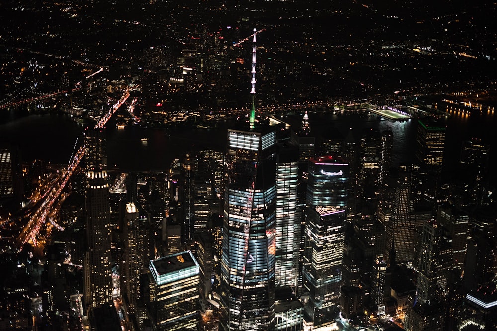 fotografia aerea del paesaggio urbano durante la notte