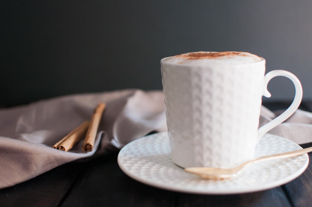 tasse en céramique blanche sur soucoupe