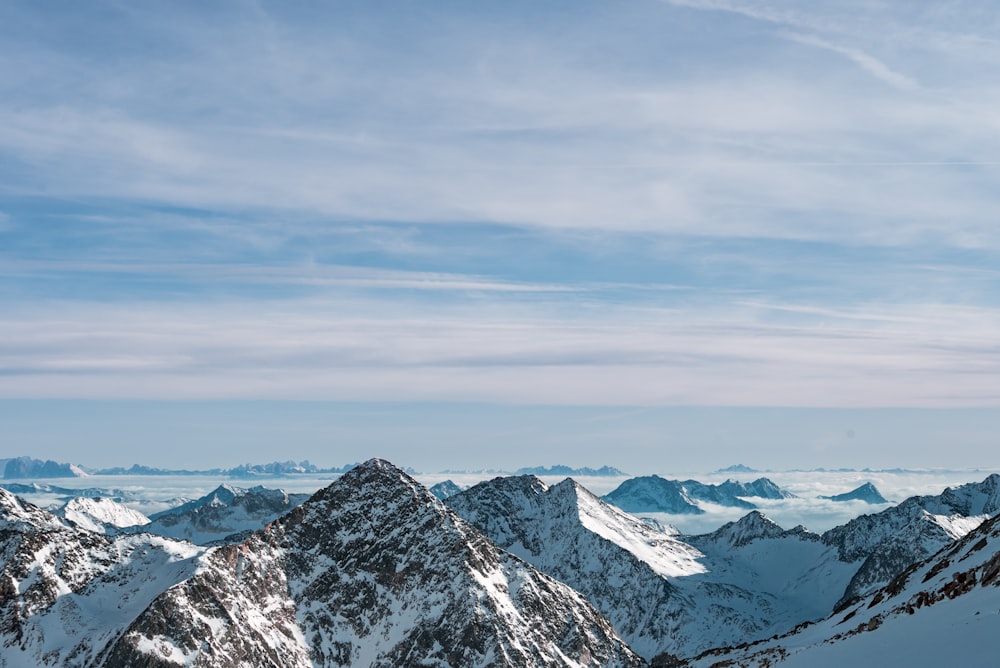 montagna ricoperta di ghiaccio sotto nubi cumuliformi durante il giorno