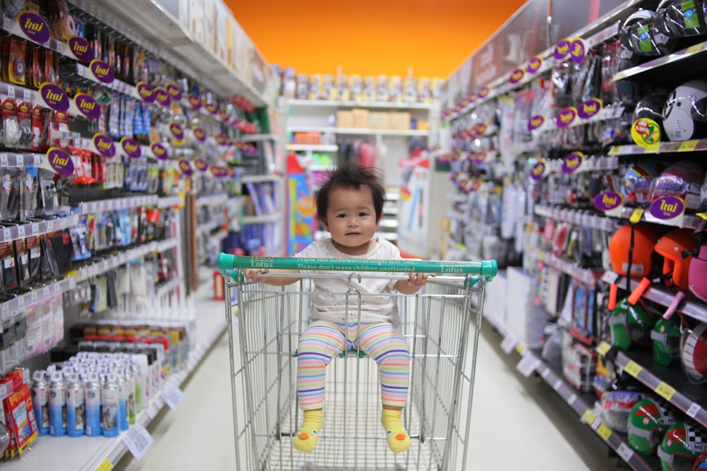 bebé en el carrito de compras blanco