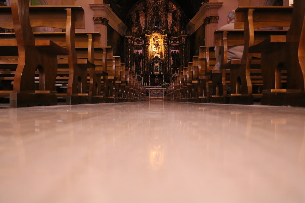 大聖堂のローアングル写真