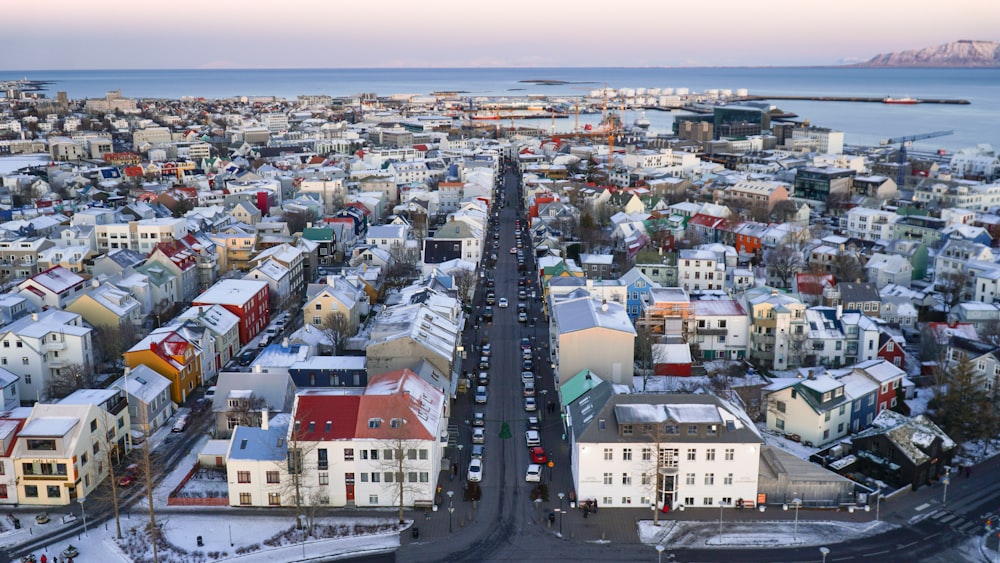 Photographie panoramique d’un village près de l’eau