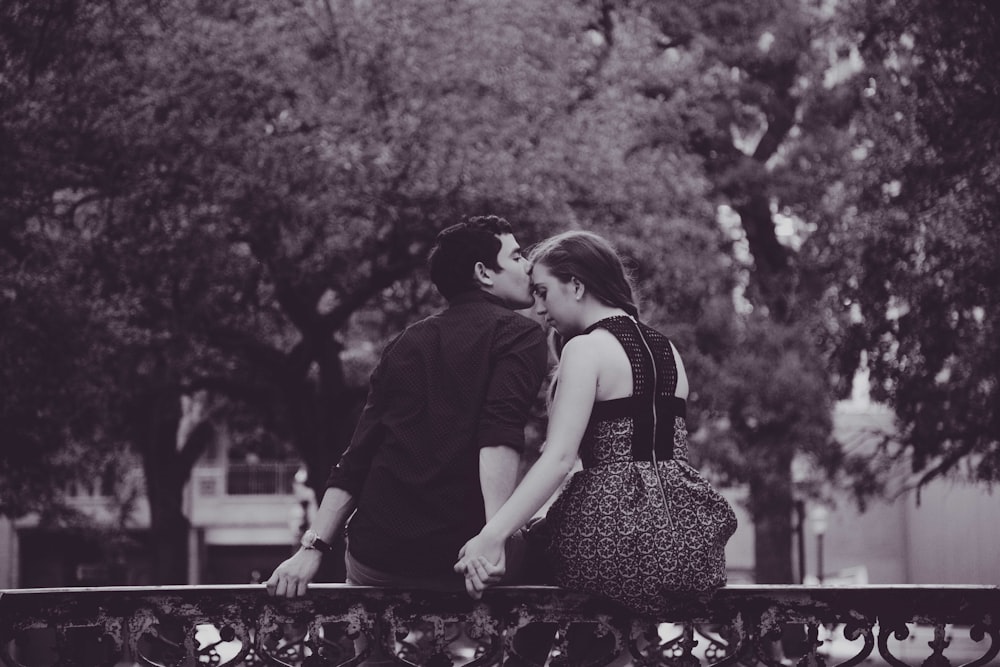 額にキスするカップルの白黒写真