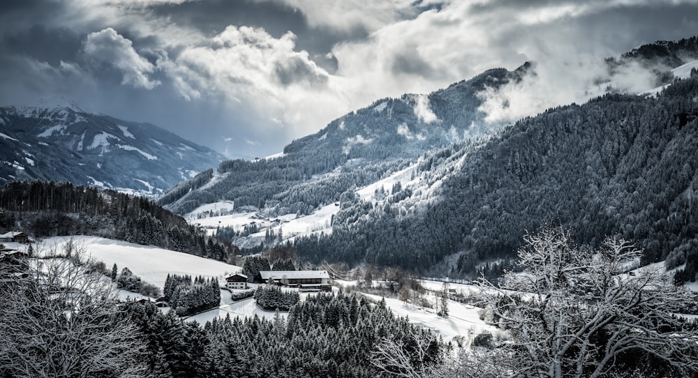 montaña cubierta de nieve