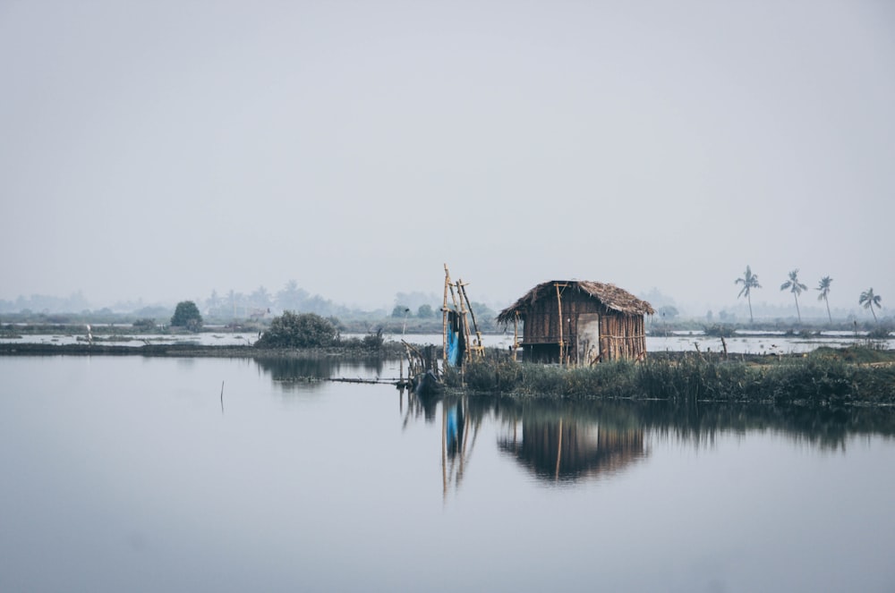 Casa marrone vicino al lago