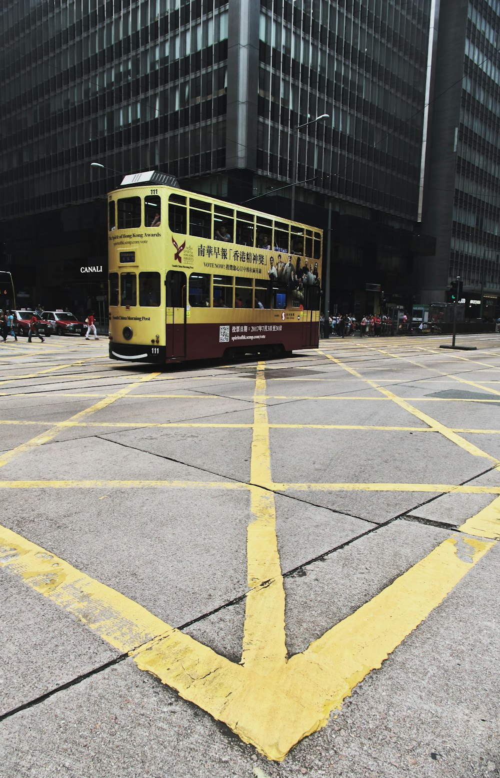 Ônibus duplo amarelo na estrada