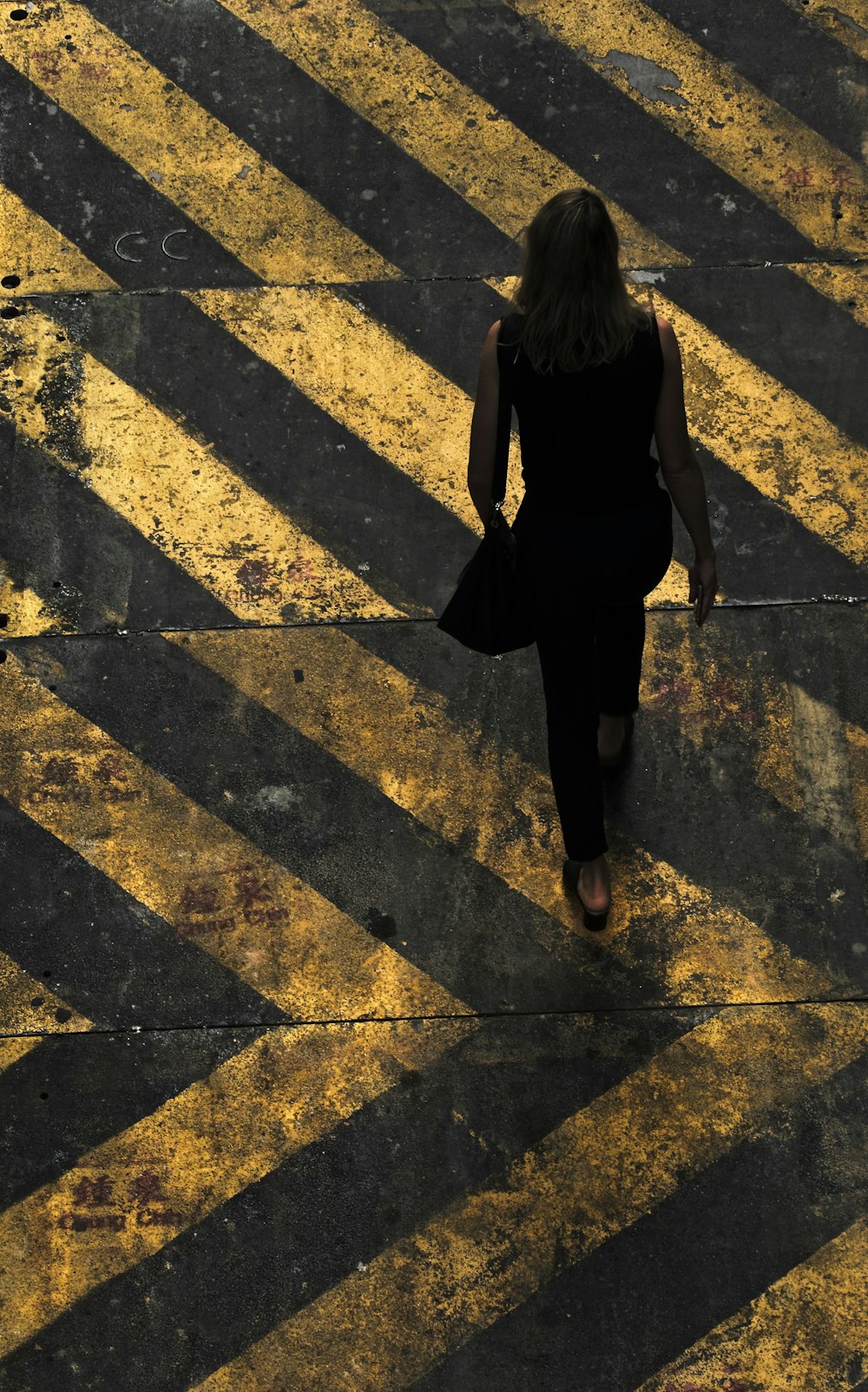 歩行者専用車線を歩く路肩の女性