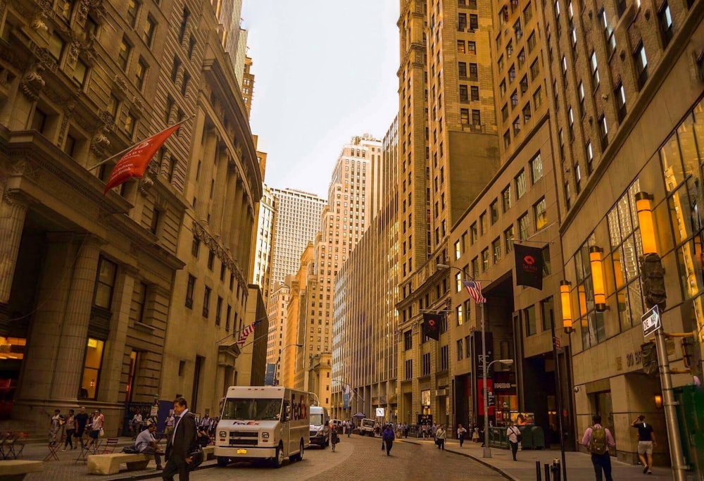 고층 콘크리트 건물과 바쁜 도로의 사진
