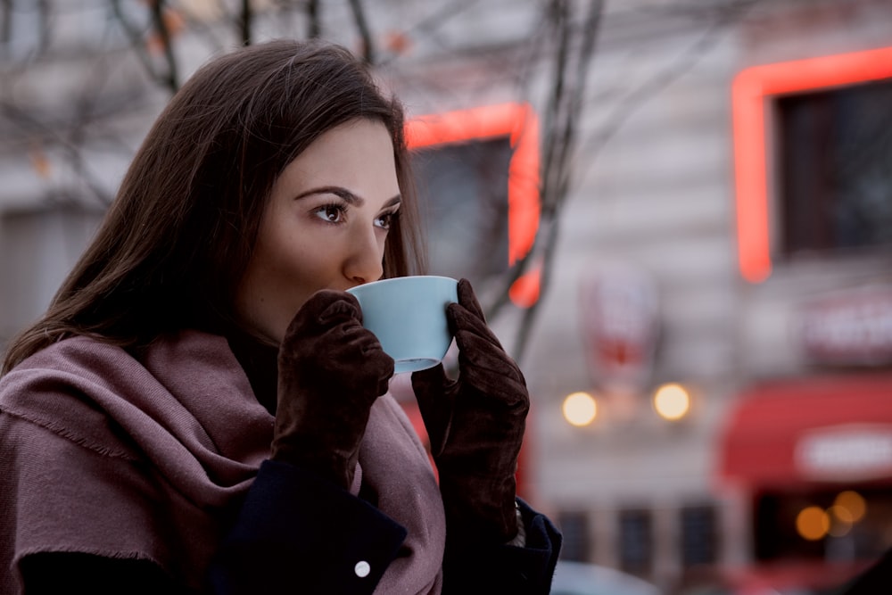 donna che sorseggia caffè