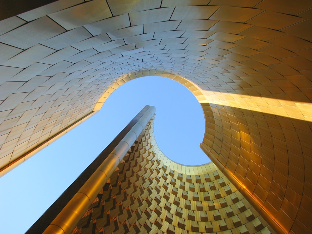 Photographie en contre-plongée d’un bâtiment de jour