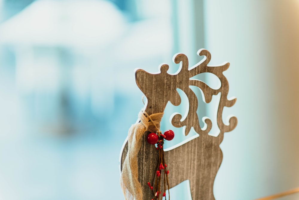 decorazione di renna intagliata in legno marrone sul tavolo
