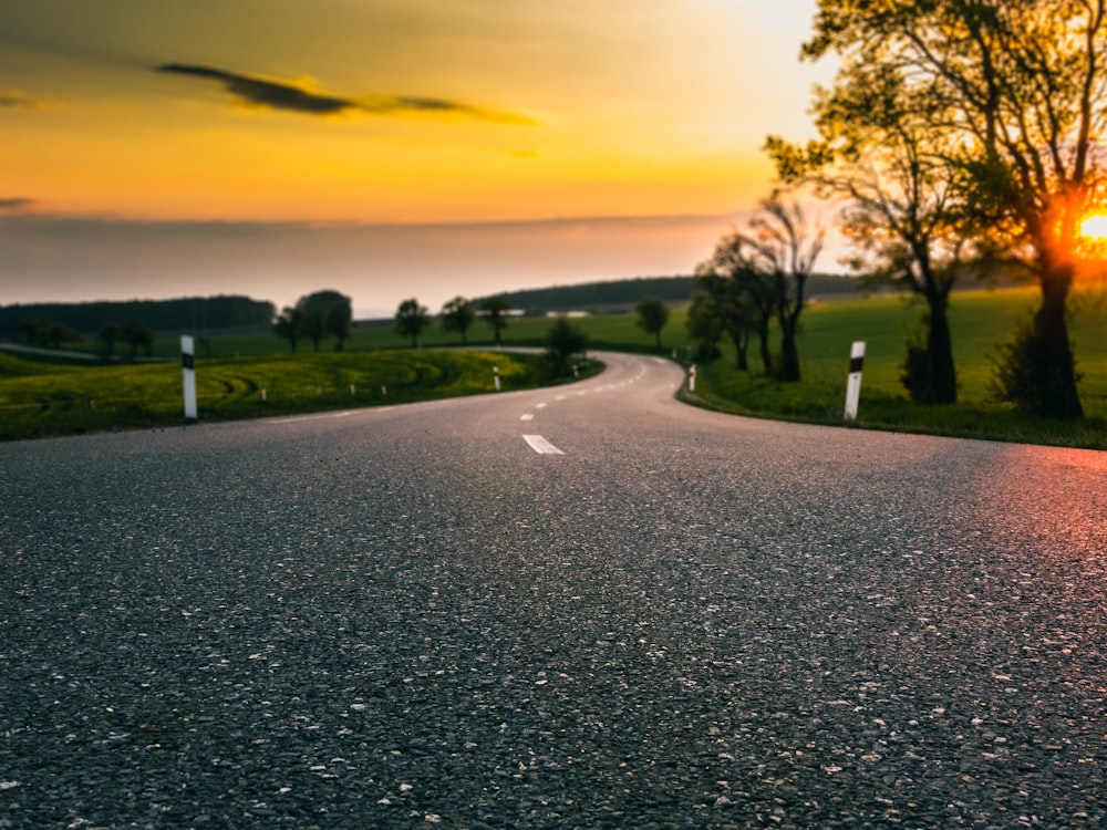 route goudronnée grise pendant la journée