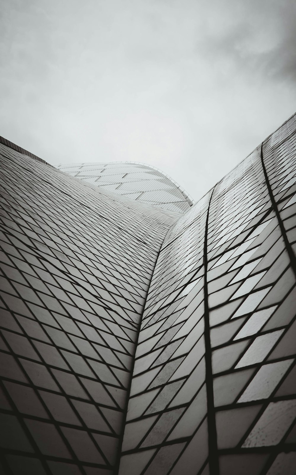 Fotografía en escala de grises de fotografía de bajo ángulo de edificios en blanco y negro