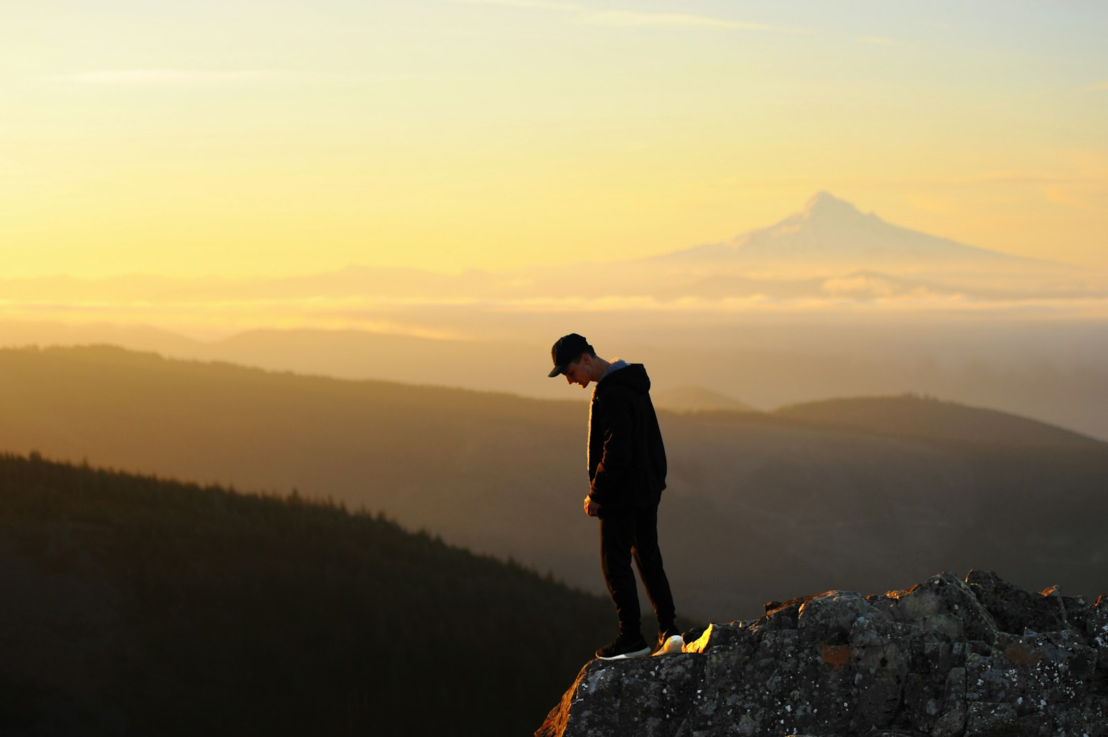 Nikon D700 + Nikon AF-S Nikkor 70-200mm F2.8G ED VR II sample photo. Man standing on cliff photography