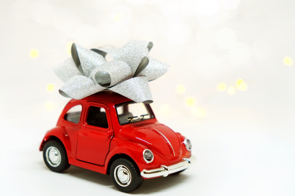 presente vermelho Volkswagen Beetle miniatura com fita cinza
