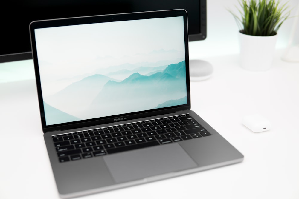 MacBook Pro su piano bianco
