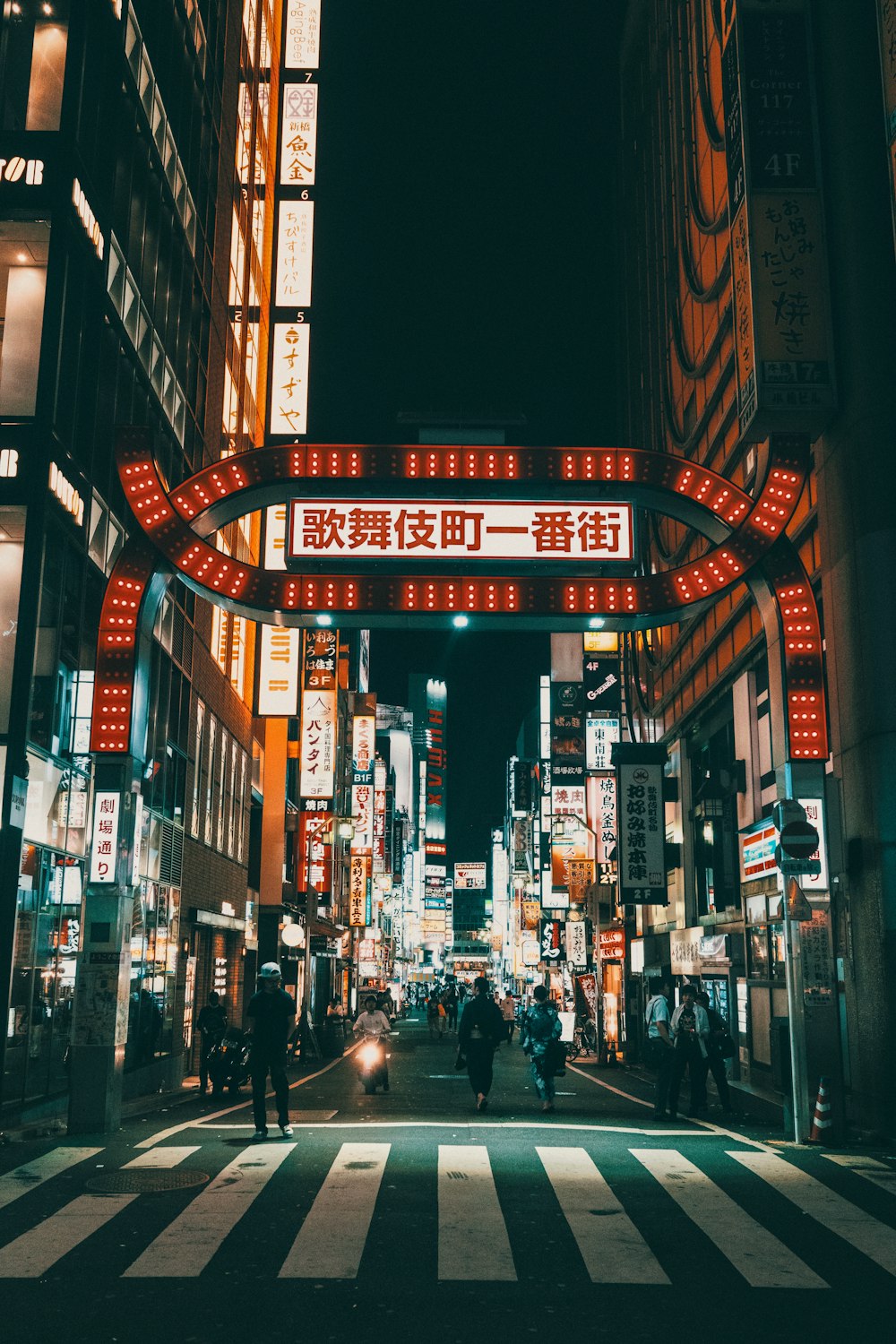 道路を歩く人々