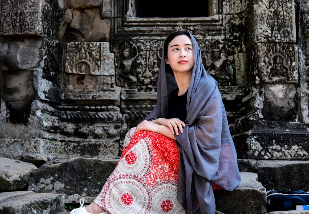 Mujer sentada en piedra de hormigón