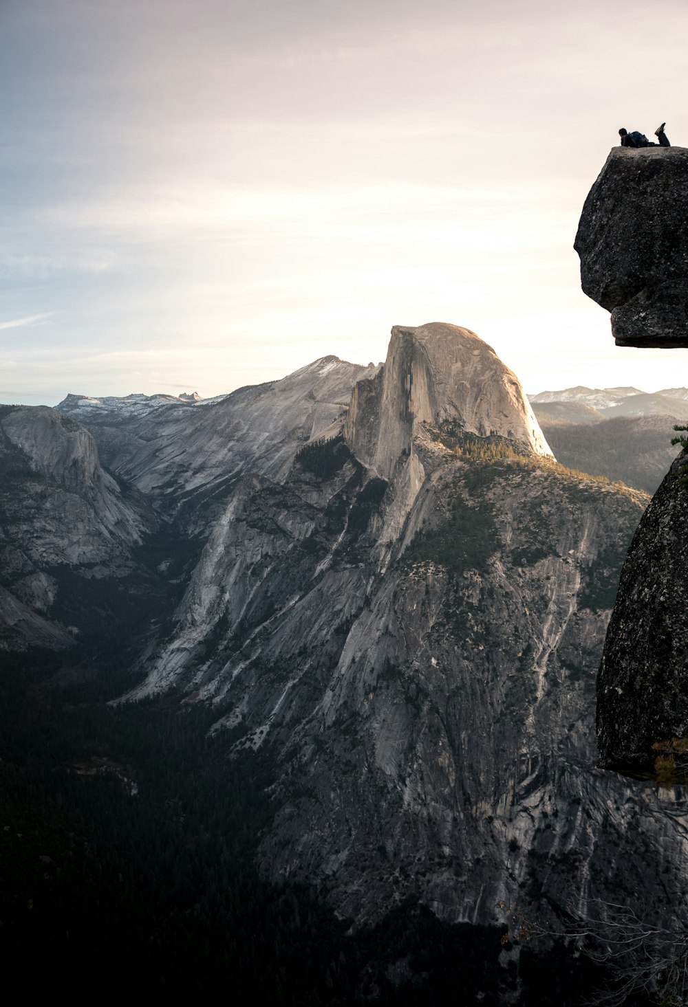 Uomo sulla fotografia di pietra superiore