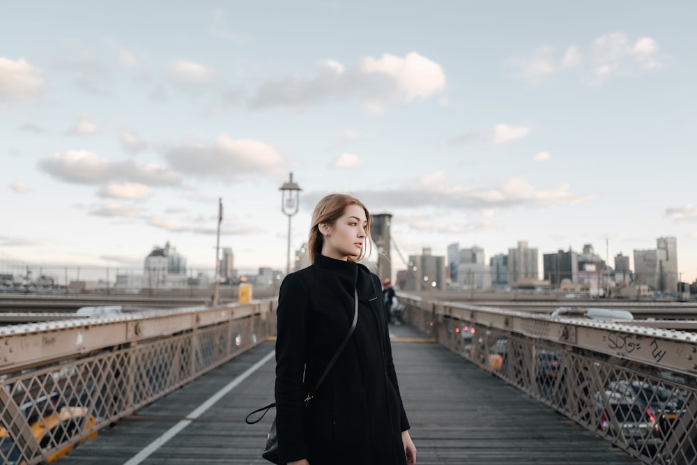 Frau steht auf der Brooklyn Bridge