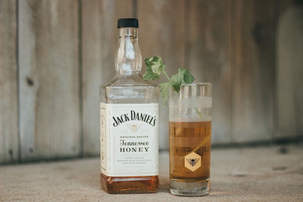 Bottiglia di whisky Tennesse Jack Daniels vicino al vetro