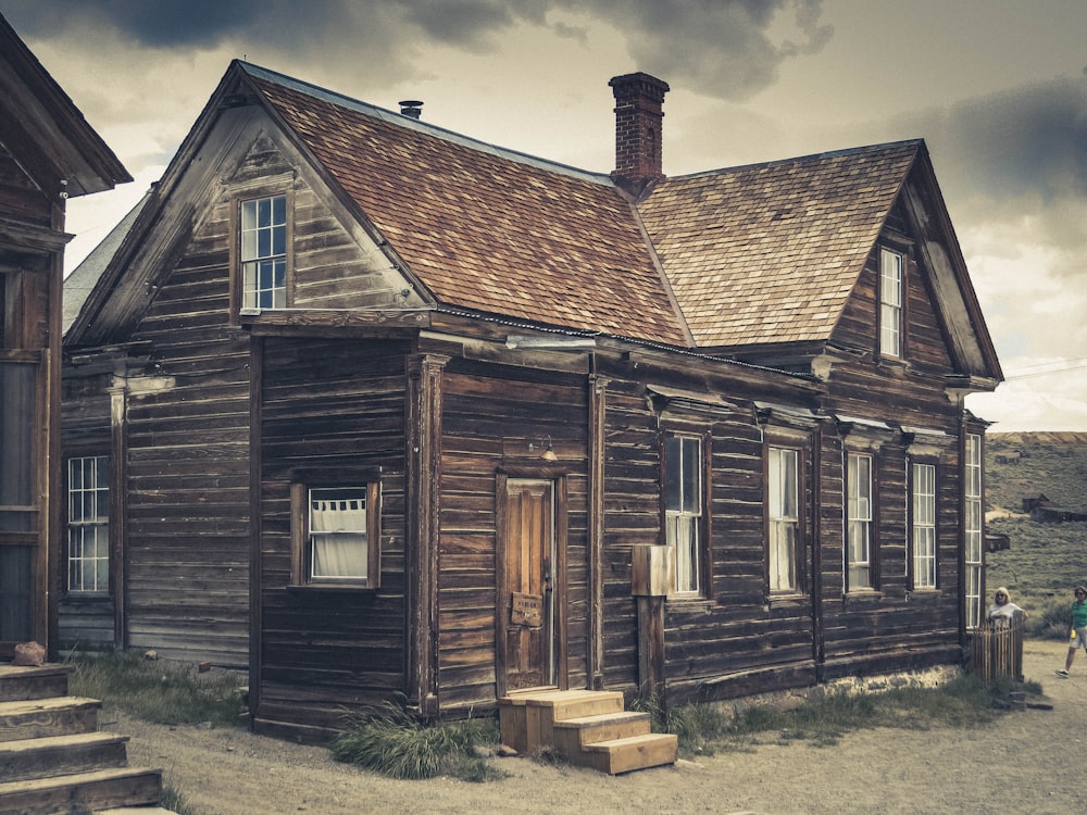 maison en bois marron au sol