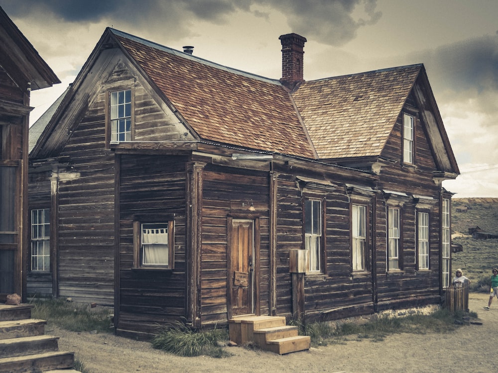 braunes Holzhaus auf dem Boden