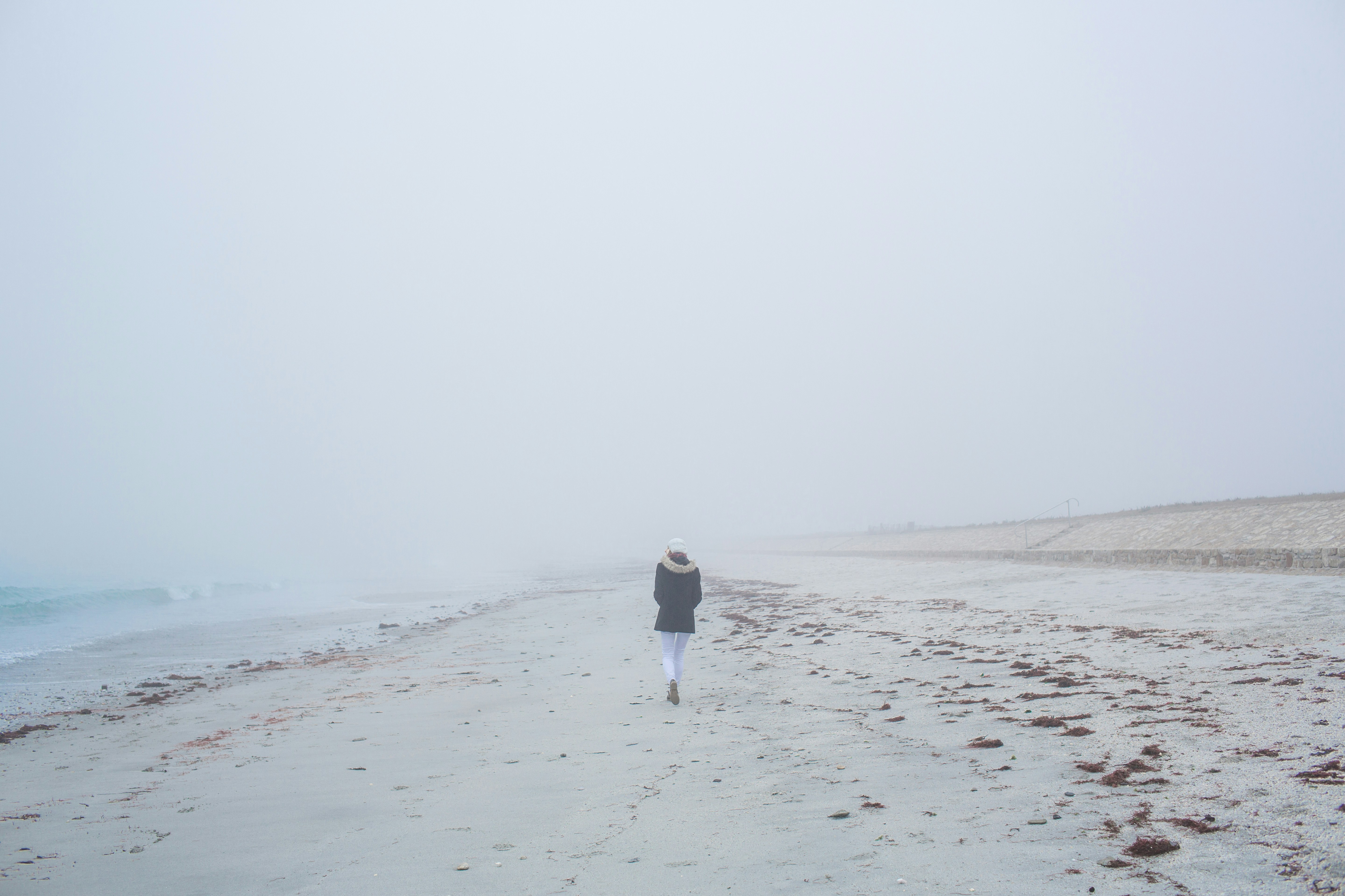 Walk in the cold slowed. Люди гуляют зимой. Walk in the cold slowed. Какая будет зима 2022 2023. Walk in the cold slowed.