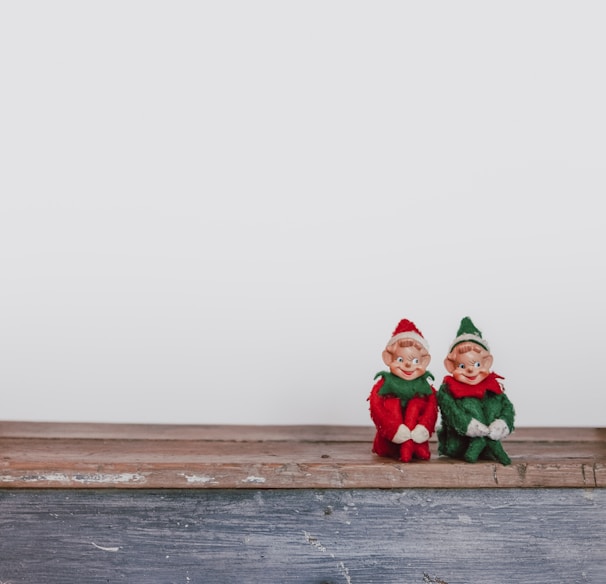 two elf on the shelf figurines