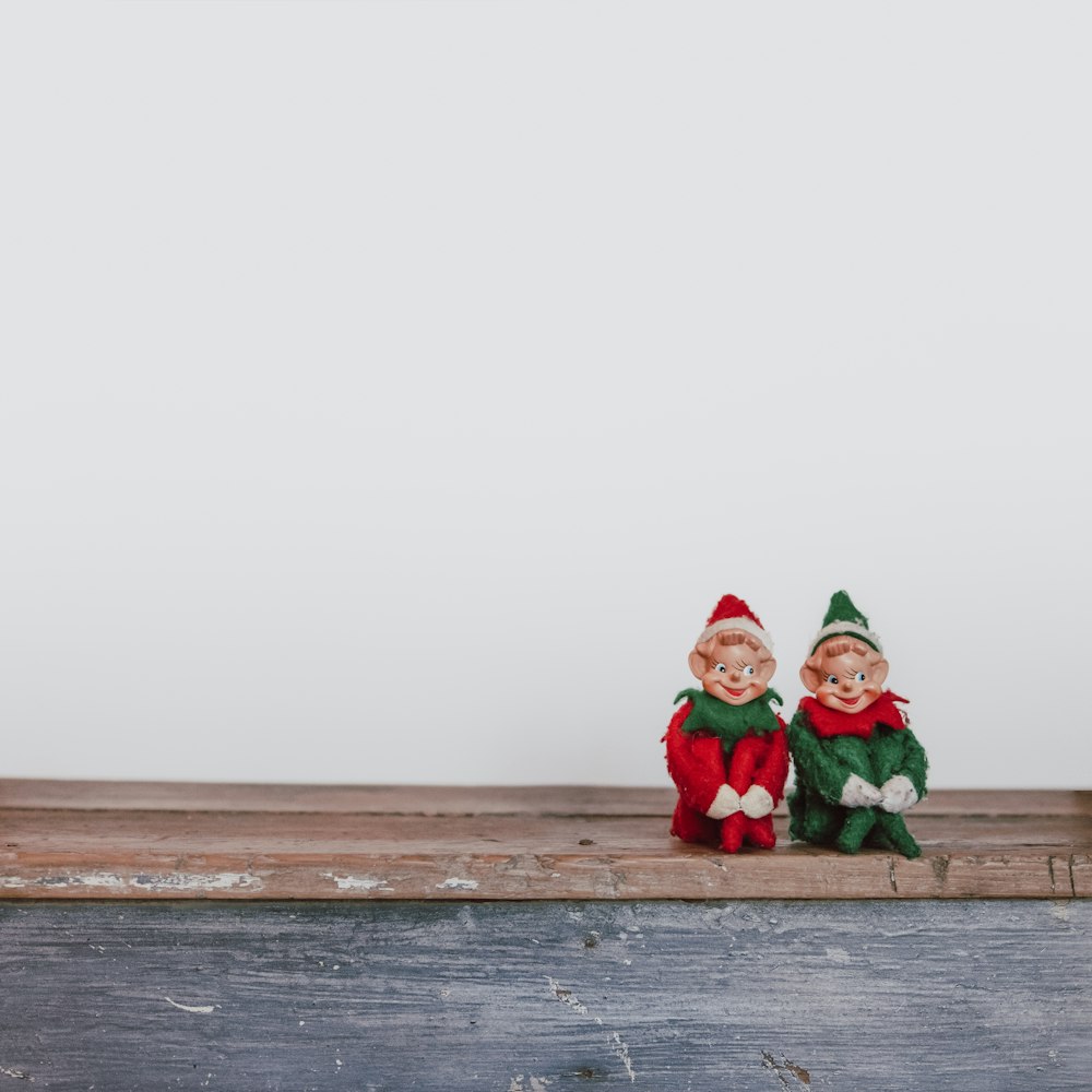 two elf on the shelf figurines