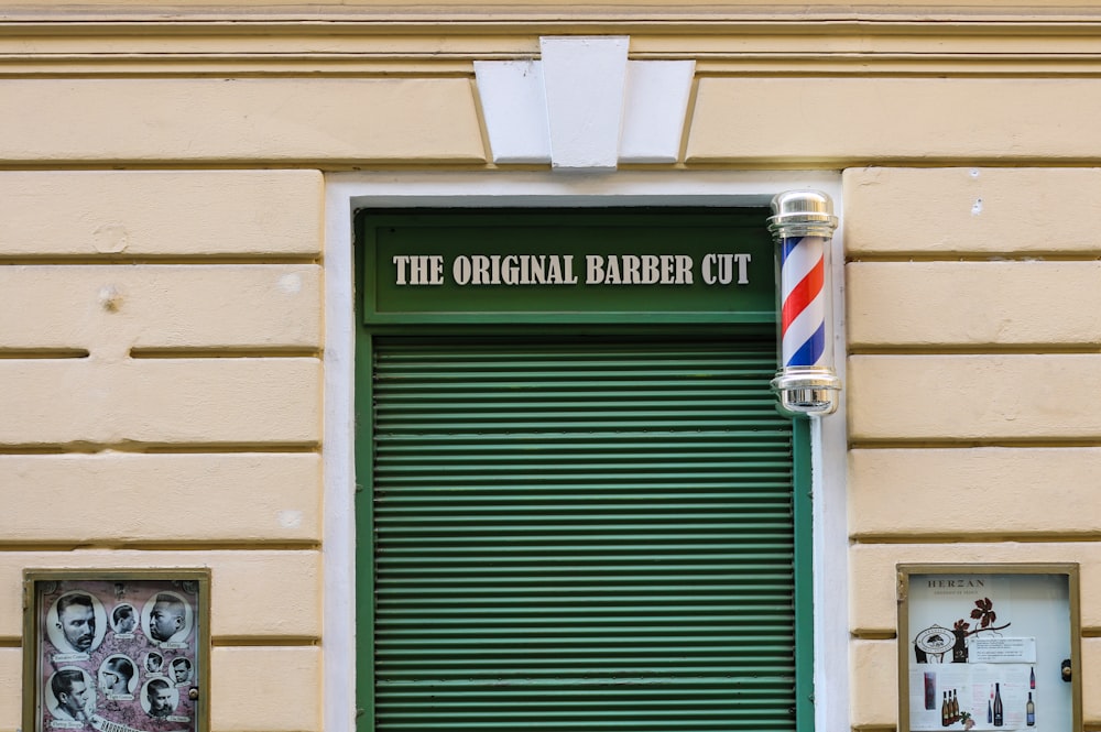 beigefarbenes Gebäude mit The Original Barber Cut-Schild