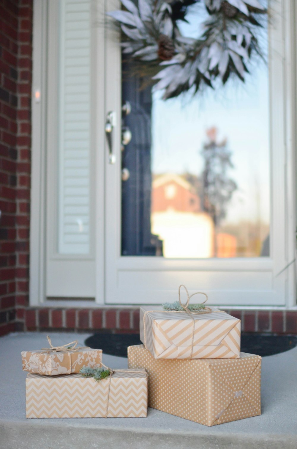 Vier braune Geschenkboxen in der Nähe der weißen Tür