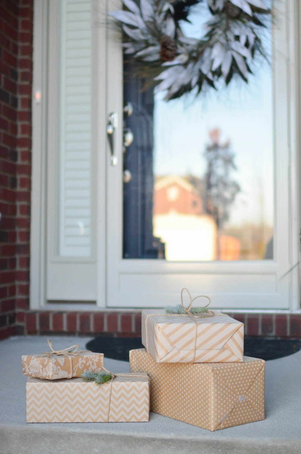 Quatre boîtes-cadeaux brunes près de la porte blanche
