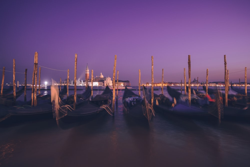 barche nere e marroni sullo specchio d'acqua