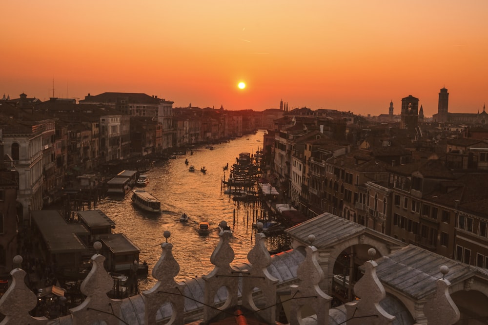 photographie de vue aérienne du Grand Canal, Venise sous l’heure dorée