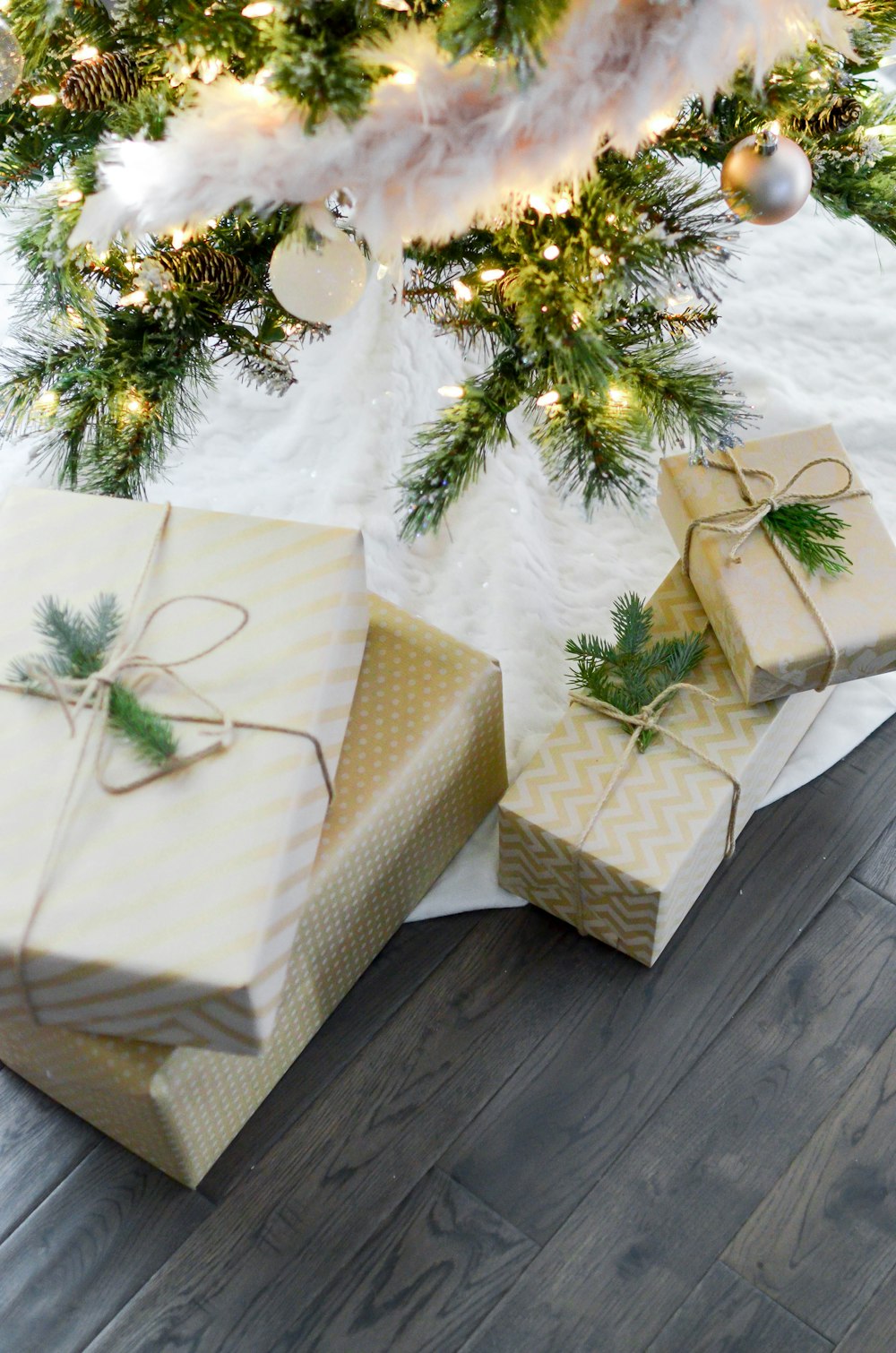 cuatro cajas de regalo debajo del árbol de Navidad