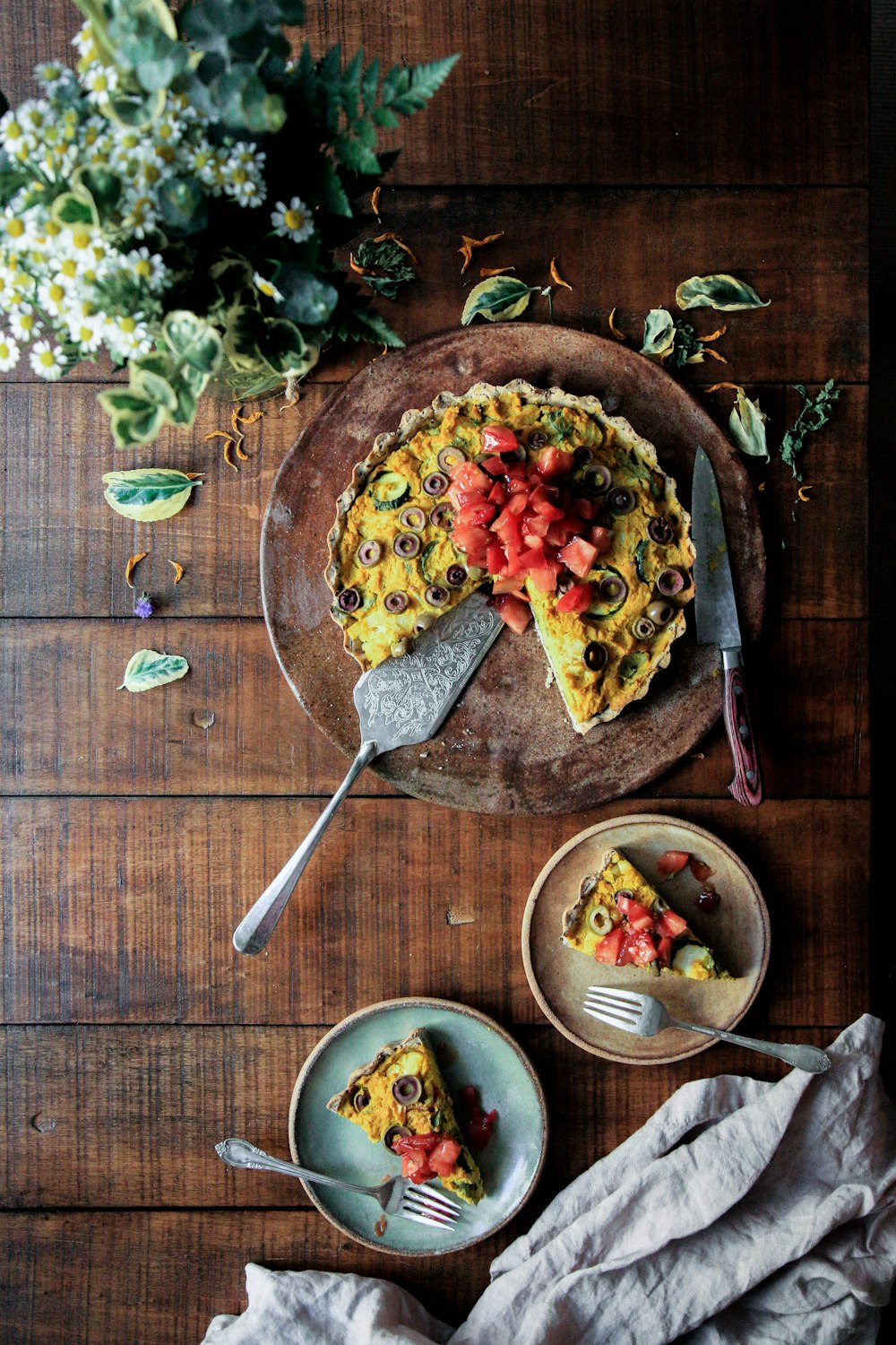 Fotografía plana de pastel con coberturas de fresa y aceitunas