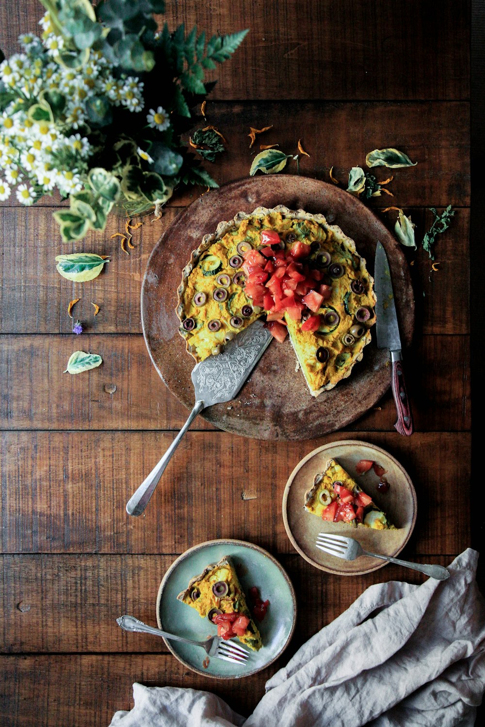 Photographie à plat de tarte avec des garnitures de fraises et d’olives