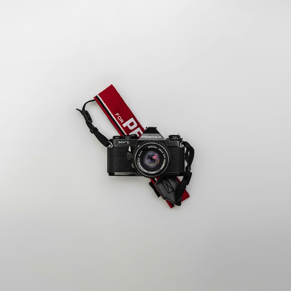 fotocamera Pentax nera su sfondo bianco