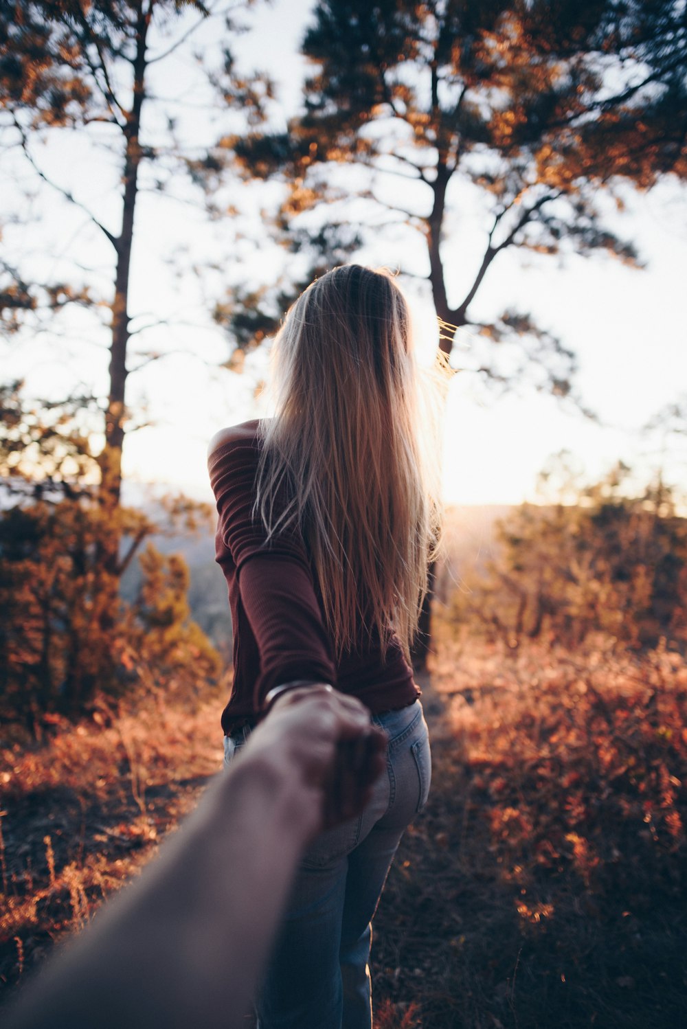 Mujer sosteniendo la mano de alguien