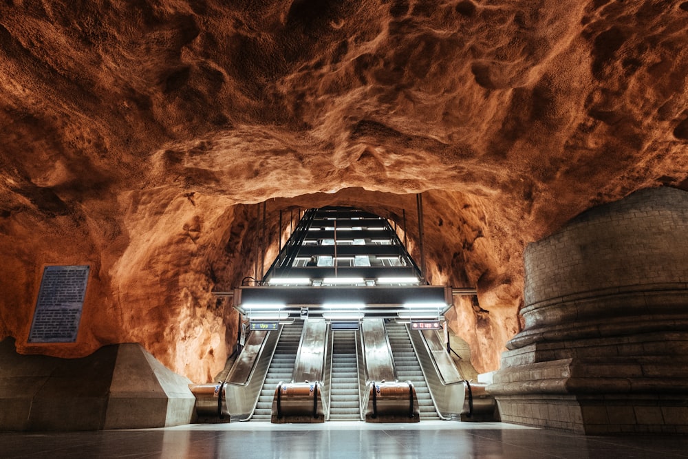 Leere Rolltreppe im Inneren des Höhlengebäudes