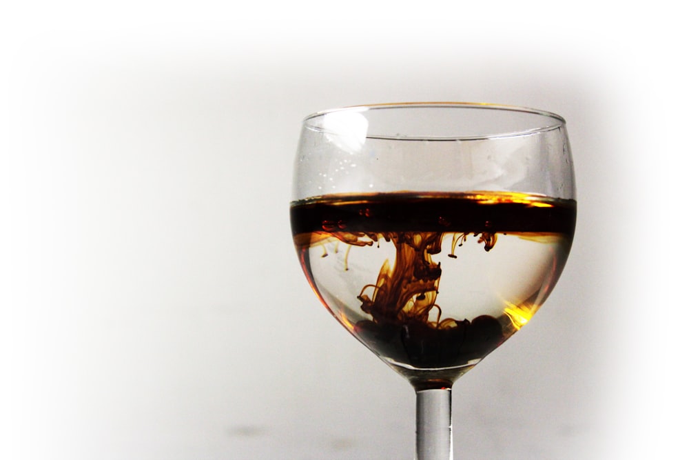 맑고 긴 줄기의 와인 잔을 클로즈업 사진