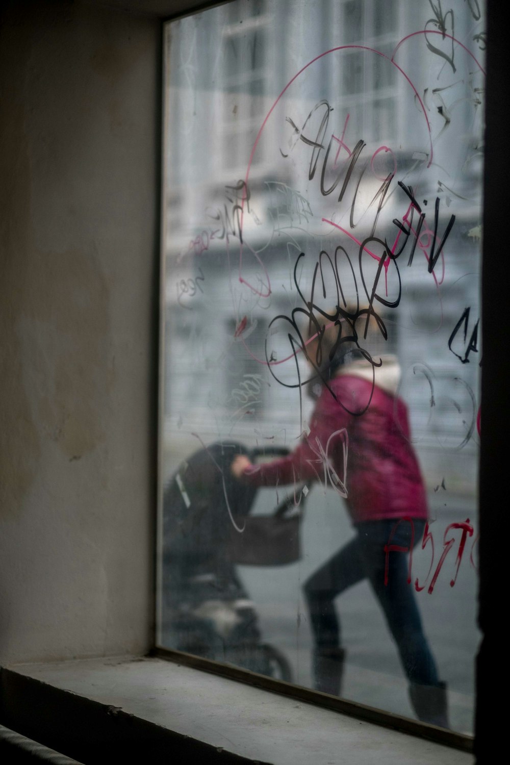 Fensterscheibe mit Vandalismus
