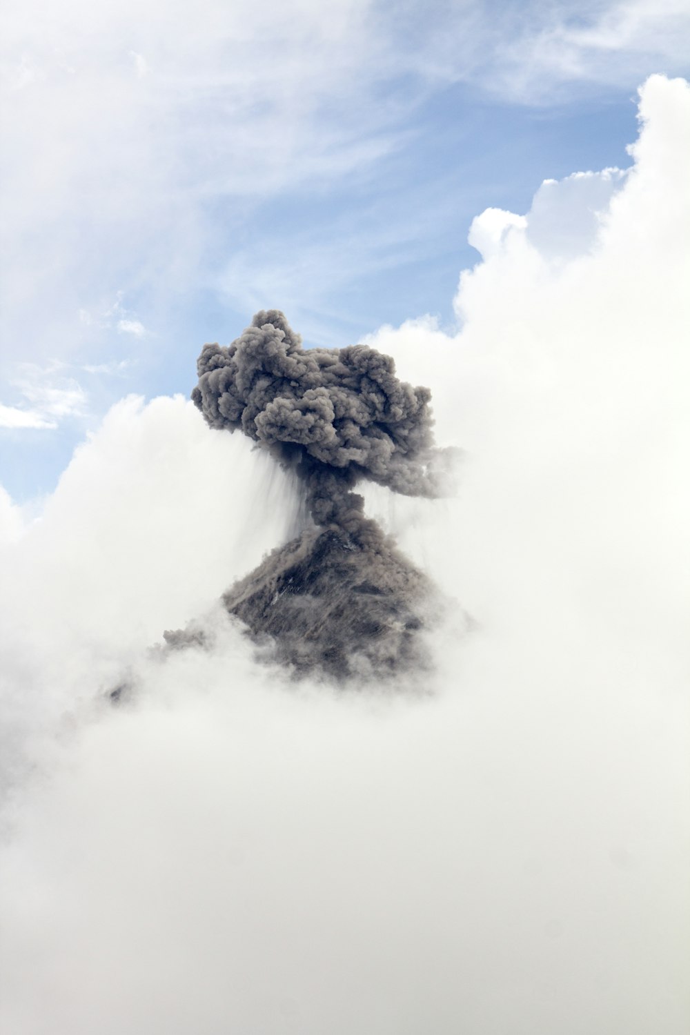 Fotografia de lapso de tempo da erupção do vulcão