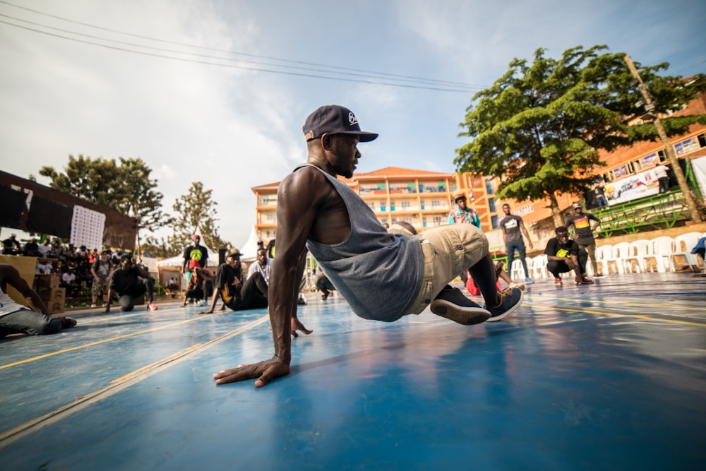 Foto de fotografía de lapso de tiempo del baile callejero del hombre –  Imagen gratuita Uganda en Unsplash
