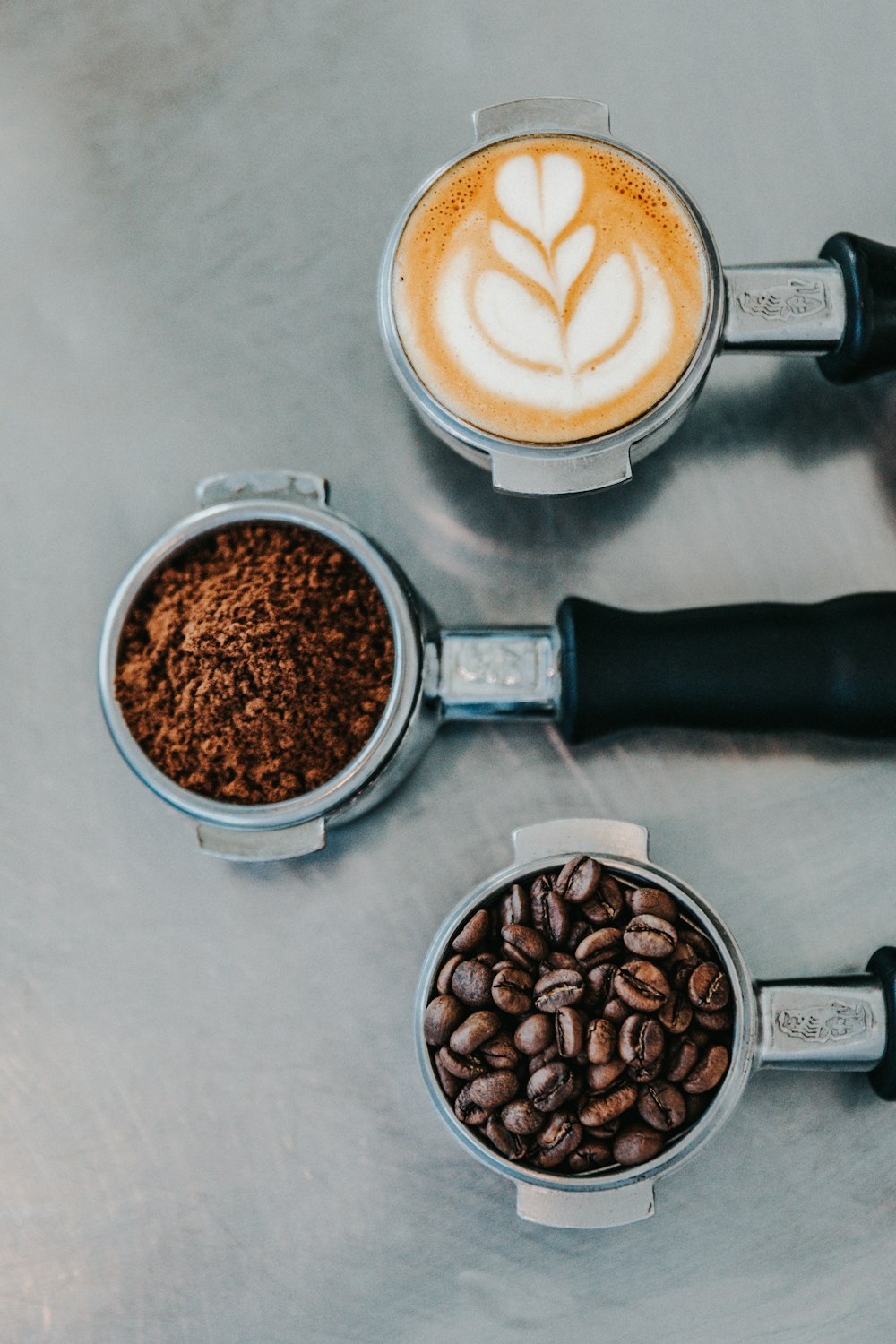 コーヒーラテ、挽いたコーヒー、コーヒー豆のフラットレイ写真