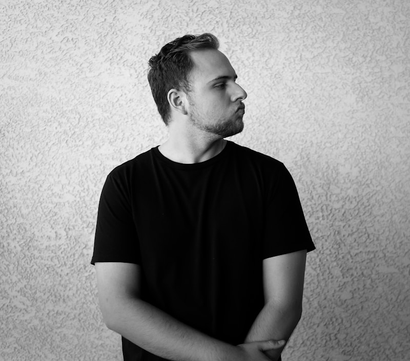 Mann im schwarzen Hemd